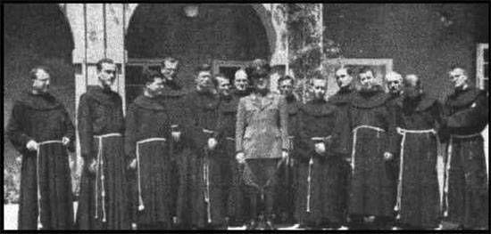 Marioneta Nazi Ante Pavelic con Monjes Franciscanos Católicos