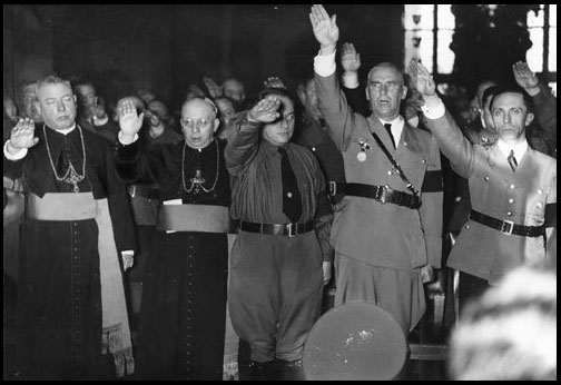 Sacerdotes Católicos y Nazis saludando a Hitler