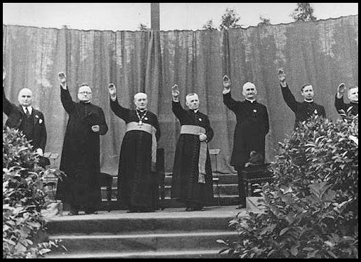 Sacerdotes Católicos saludan a Hitler