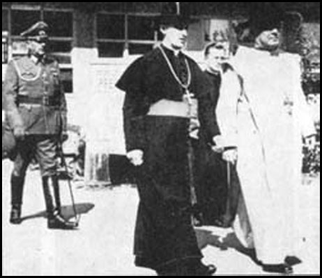 Arzobispo Católico Stepinac y Papal Nuncio Marcone con el General Nazi