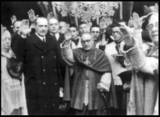 Clero Católico saludando a Hitler